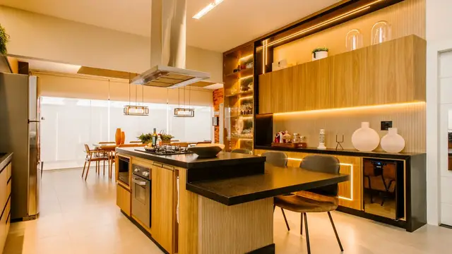 Cuisine sur mesure en bois avec îlot central et plan de travail noir